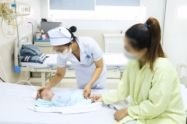 Bé trai 7 ngày tuổi đang điều trị tại Bệnh viện trẻ em Hải Phòng sau khi được nữ điều dưỡng Nguyễn Thị Thảo kịp thời cấp cứu
