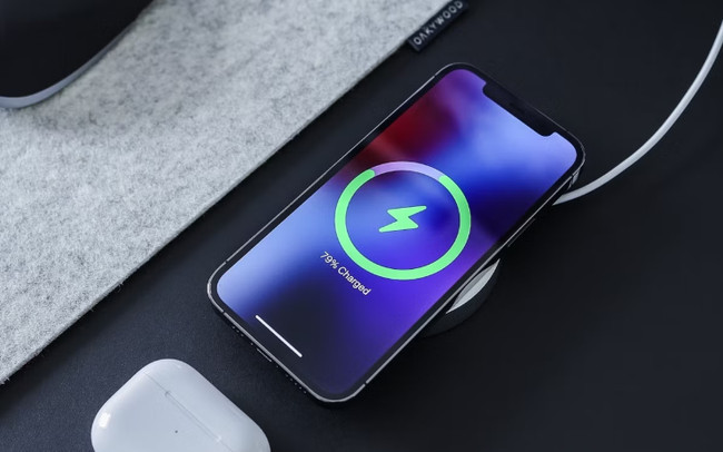 Cách khắc phục pin điện thoại sạc mãi không đầy. Ảnh minh họa