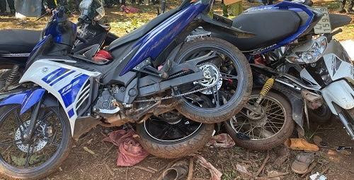 Công an huyện Krông Pắk tạm giữ nhiều xe máy, can xăng, tang vật liên quan để điều tra vụ việc.