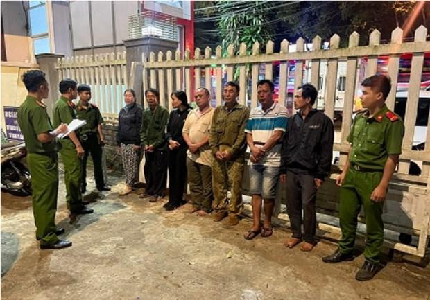 Công an huyện Krông Pắk đang tạm giữ hình sự 7 đối tượng để điều tra về hành vi chống người thi hành công vụ.