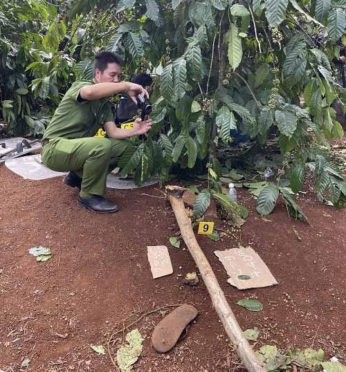 Cơ quan công an khám nghiệm hiện trường để điều tra vụ việc.