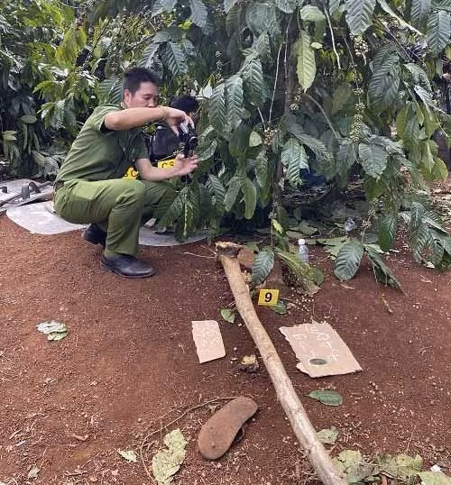 Cơ quan công an khám nghiệm hiện trường để điều tra vụ việc.