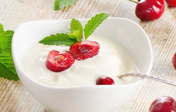 Sữa chua ít béo tốt cho người bị hội chứng tiền kinh nguyệt. Ảnh minh họa