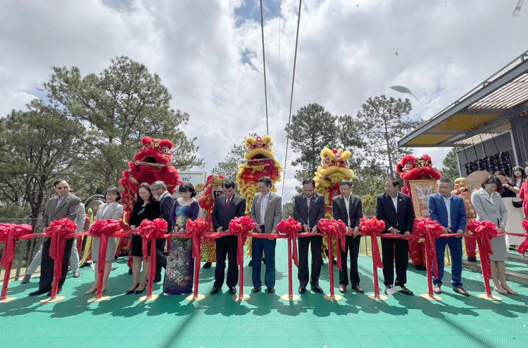 Đại diện Tập đoàn TTC cùng lãnh đạo địa phương tổ chức cắt băng khánh thành cầu đáy kính Ngàn Thông.