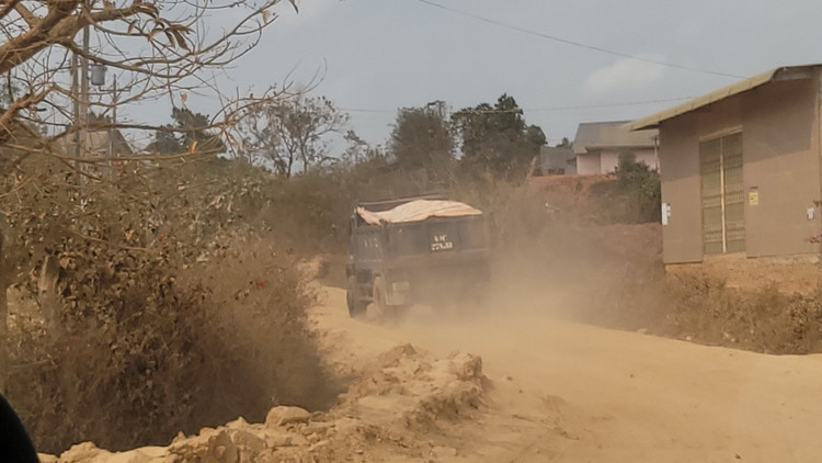 Mỗi khi xe chở đất đi qua làm bụi mịt mù cả tuyến đường liên xã.