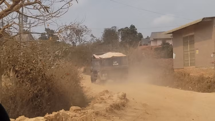 Mỗi khi xe chở đất đi qua làm bụi mịt mù cả tuyến đường liên xã. Mỗi khi xe chở đất đi qua làm bụi mịt mù cả tuyến đường liên xã.