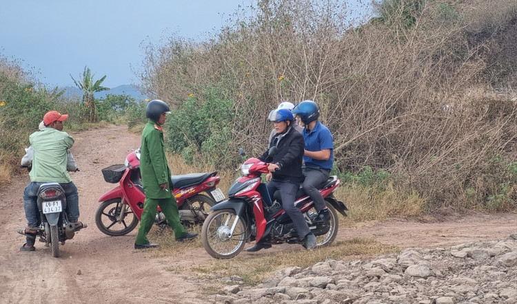 Đoàn kiểm tra của UBND xã Đạ Ròn tới hiện trường.