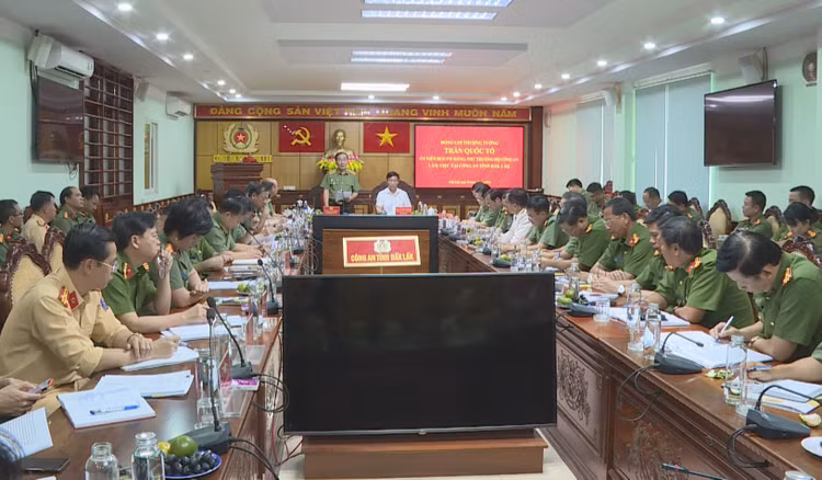 Các đại biểu lãnh đạo các cục nghiệp vụ Bộ Công an và lãnh đạo các phòng nghiệp vụ, trưởng Công an các huyện, thị xã, thành phố tại buổi làm việc.