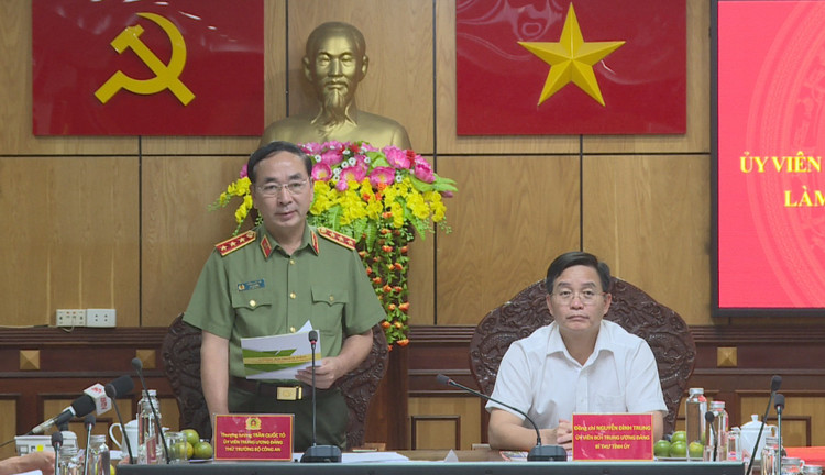 Đồng chí Trần Quốc Tỏ - Thứ trưởng Bộ Công an phát biểu chỉ đạo tại buổi làm việc.