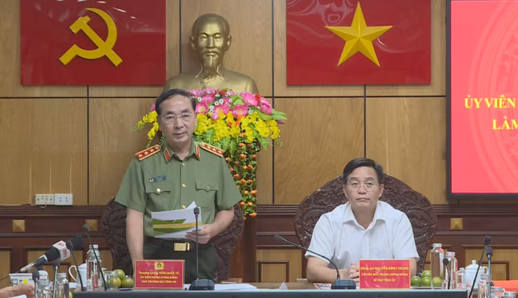 Đồng chí Trần Quốc Tỏ - Thứ trưởng Bộ Công an phát biểu chỉ đạo tại buổi làm việc.