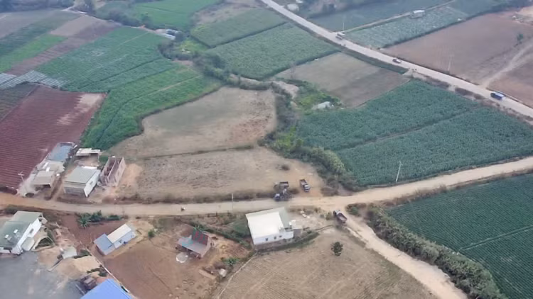 Đoàn xe tải ben chở đất đồng loạt dừng hoạt động sau khi PV phản ánh đến chính quyền địa phương. Đoàn xe tải ben chở đất đồng loạt dừng hoạt động sau khi PV phản ánh đến chính quyền địa phương.