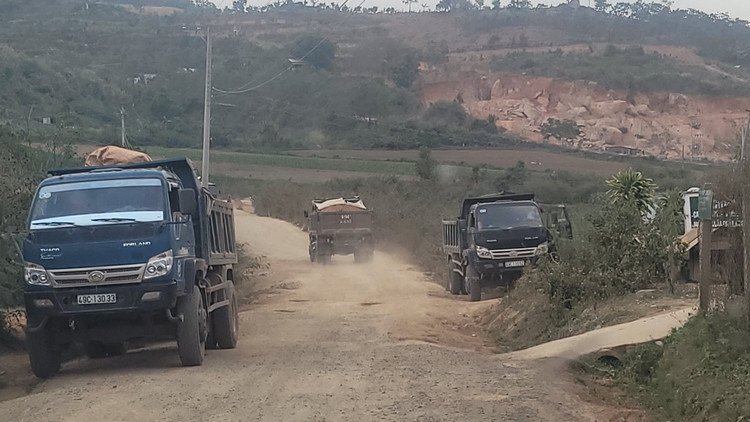 Từng đoàn xe tải ben chở đất chạy ngổn ngang trên đường liên xã Tu Tra, huyện Đơn Dương.