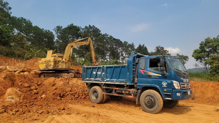 Xe tải ben đang chờ ăn đất để đi tiêu thụ.