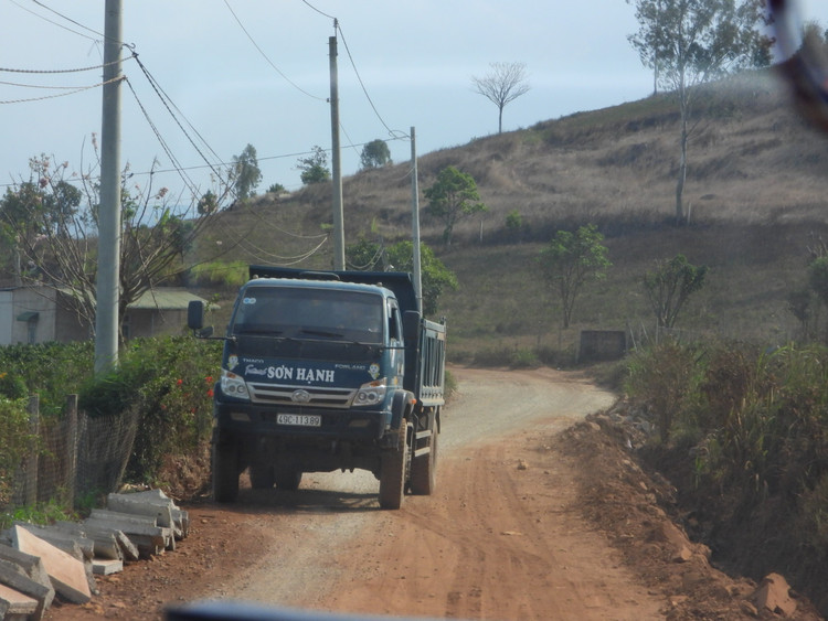 Xe tải ben chở đất ra khỏi hiện trường khi có lực lượng chức năng tới kiểm tra.