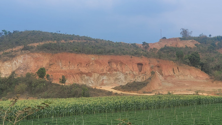 Ngọn đồi bị đục khoét nham nhở do khai thác đất trái phép.