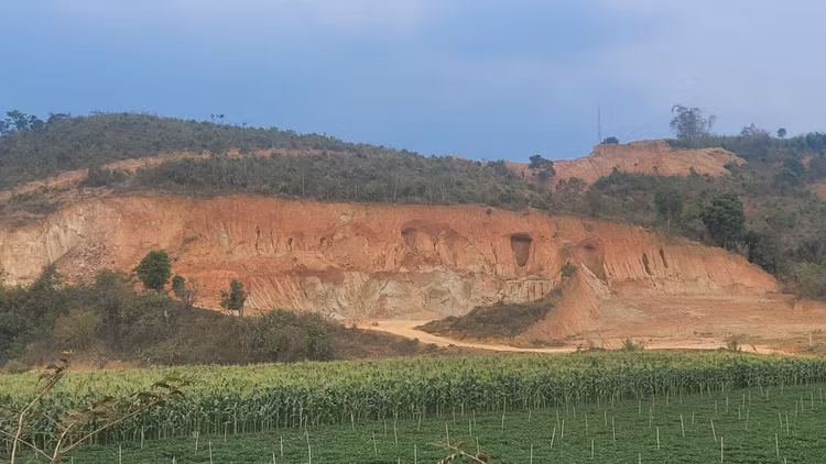 Ngọn đồi bị đục khoét nham nhở do khai thác đất trái phép. Ngọn đồi bị đục khoét nham nhở do khai thác đất trái phép.