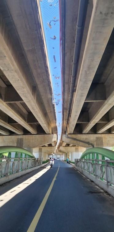 “Cả một bầu trời đầy rác” ở cầu vòm sắt vượt hồ Linh Đàm