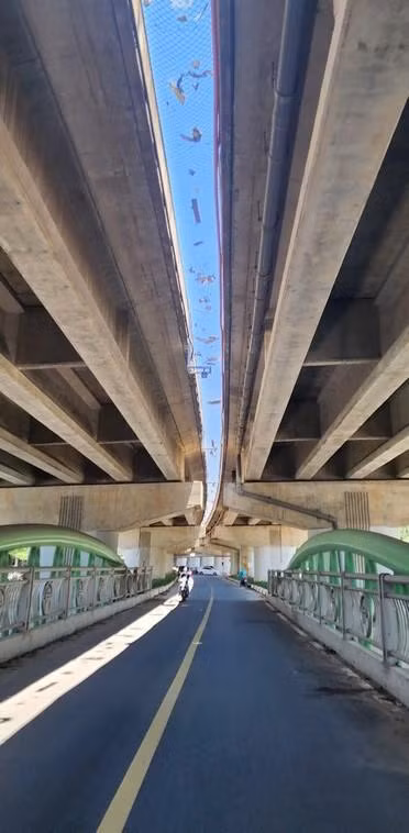 “Cả một bầu trời đầy rác” ở cầu vòm sắt vượt hồ Linh Đàm