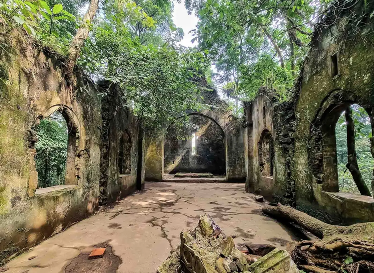 Ảnh 4. Nhà thờ đổ Ba Vì - Ngôi nhà thờ chứa đựng màu sắc tâm linh và kiến trúc độc đáo. Nguồn ảnh: Sưu tầm