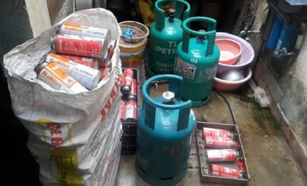 Ảnh 2: Nguy hiểm tiềm tàng khi sang chiết gas từ bình lớn. Ảnh: Tư liệu PCCC&amp;CNCH