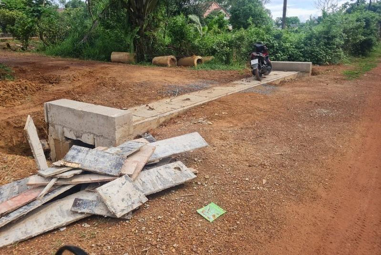 Cốp pha sau khi tháo dỡ vẫn còn nhiều đinh trên ván, không được thu dọn toàn bộ, vứt ven đường khiến người dân lo lắng. Cốp pha sau khi tháo dỡ vẫn còn nhiều đinh trên ván, không được thu dọn toàn bộ, vứt ven đường khiến người dân lo lắng.