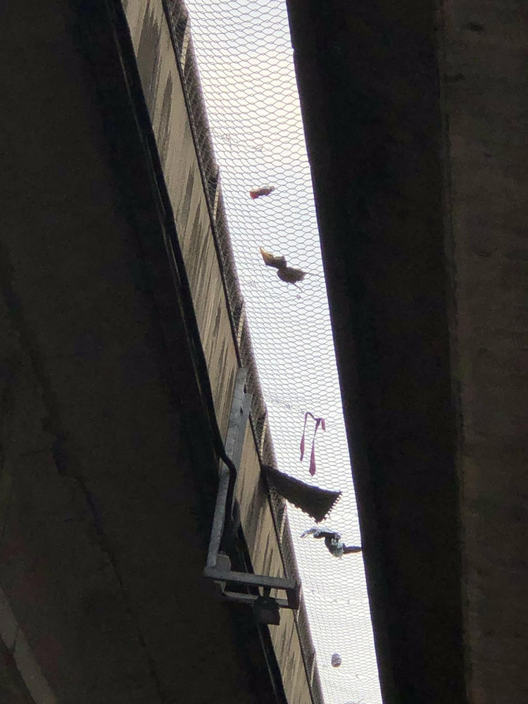 Rác mắc kẹt trên các khe rãnh, lơ lửng trên đầu người đi bên dưới.