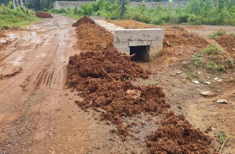 Vật liệu và bùn đất rơi vãi, nắng thì bụi mưa lại lầy lội. Vật liệu và bùn đất rơi vãi, nắng thì bụi mưa lại lầy lội.