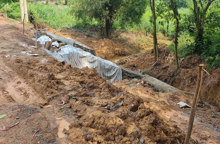 Công trình không biển cảnh báo, không rào chắn, người dân lo sợ tai nạn mỗi khi đi qua vào buổi tối. Công trình không biển cảnh báo, không rào chắn, người dân lo sợ tai nạn mỗi khi đi qua vào buổi tối.