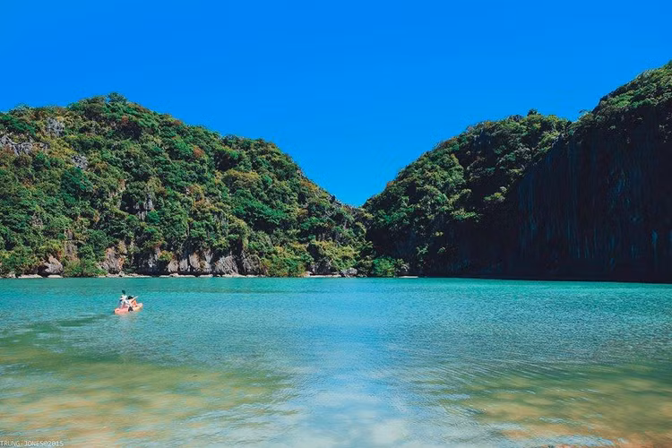 Màu nước trong xanh như ngọc bích của “đôi mắt rồng” này giúp hòn đảo nổi bật hơn hẳn so với phần còn lại của vịnh Hạ Long.