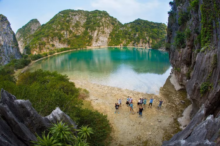 Chẳng có khói bụi, cũng không tiếng ồn động cơ, đến với đảo Mắt Rồng là thời gian để con người gần hơn với thiên nhiên và tạm thời trút bỏ những muộn phiền nơi phố thị.