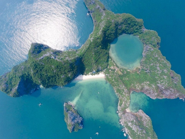 Sự hoang sơ và vẻ đẹp nguyên thủy chính là sự hấp dẫn và điều đặc biệt của đảo. Nhìn từ trên cao, đảo giống như mặt bên của đầu rồng với một hồ nước hình tròn giống như mắt con rồng. Bởi vậy mà người dân đặt tên cho hòn đảo này là đảo Mắt Rồng. Ảnh Alongwalker