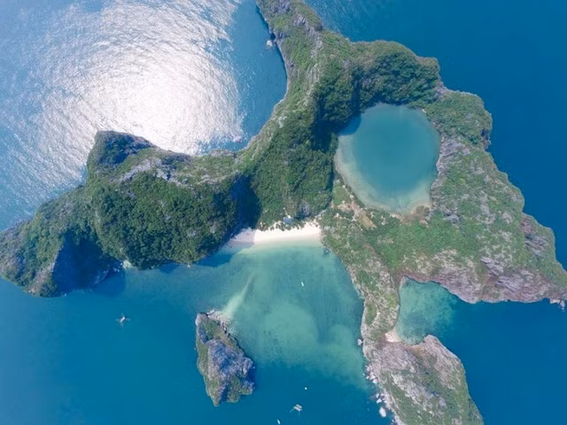 Sự hoang sơ và vẻ đẹp nguyên thủy chính là sự hấp dẫn và điều đặc biệt của đảo. Nhìn từ trên cao, đảo giống như mặt bên của đầu rồng với một hồ nước hình tròn giống như mắt con rồng. Bởi vậy mà người dân đặt tên cho hòn đảo này là đảo Mắt Rồng. Ảnh Alongwalker