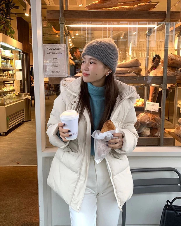 Để layer đồ mùa đông ấm áp, ưng mắt mà không tốn công thì bạn chỉ nên diện 2 - 3 tông màu cơ bản. Diện áo phao + quần jeans trắng, áo len xanh để có set đồ gọn gàng, nổi bật mà vẫn ưng mắt.