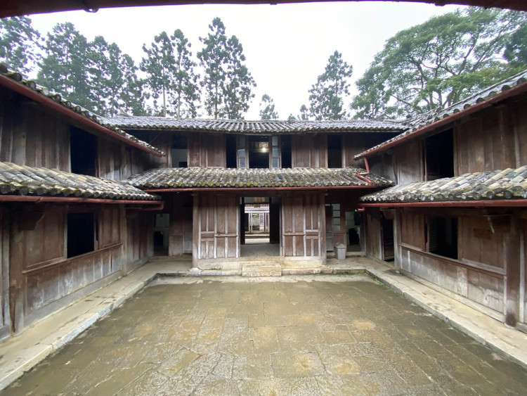 Dinh thự họ Vương địa chỉ du lịch nổi tiếng và chứa đựng những câu chuyện huyền thoại, bí ẩn. Ảnh Thu Giang