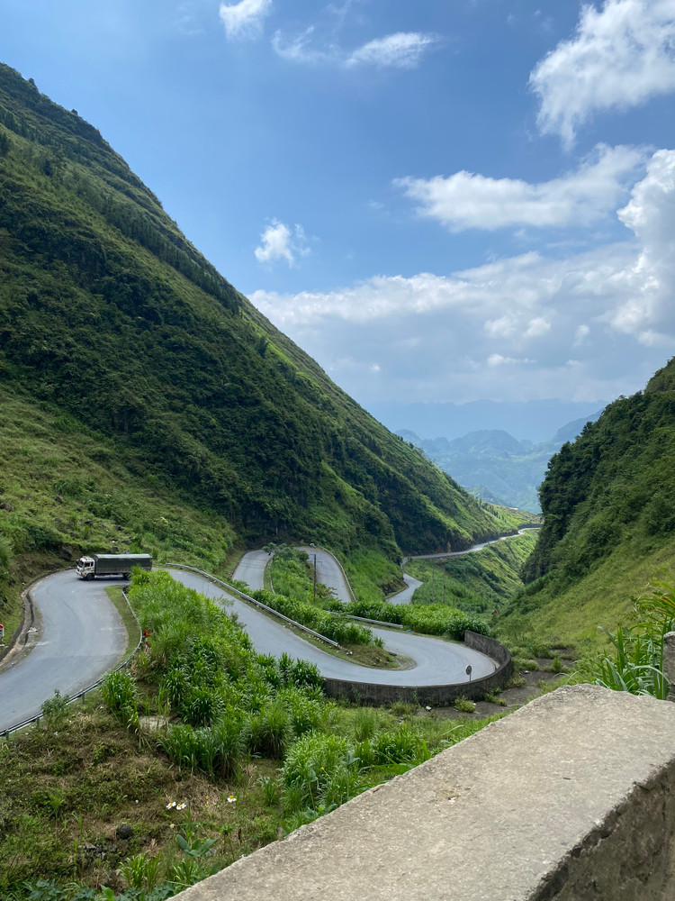 Khi chinh phục được Dốc Thẩm Mã du khách sẽ được chiêm ngưỡng khung cảnh tuyệt đẹp và cuốn hút bên dưới.