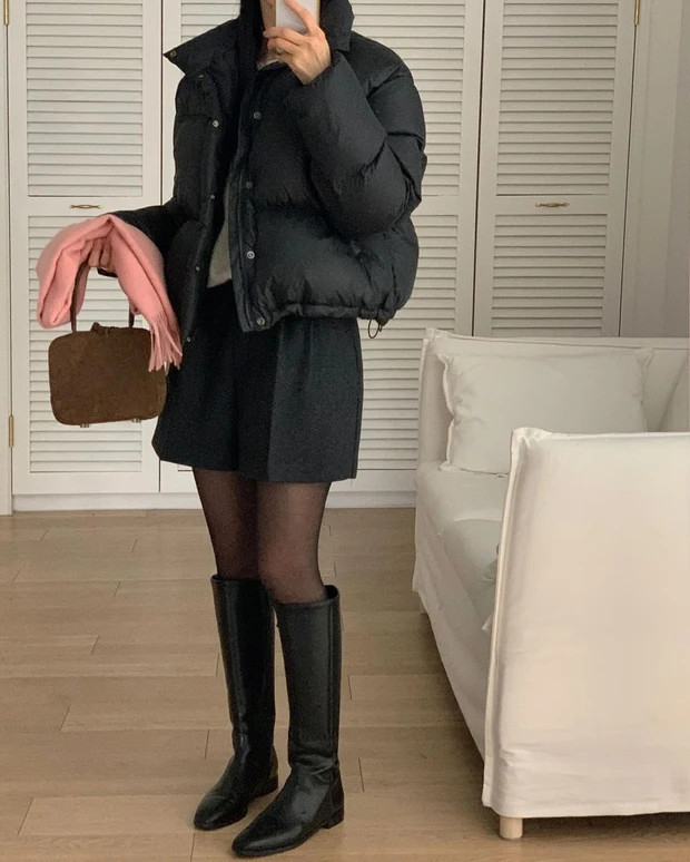 Diện áo phao lửng với chân váy ngắn, cách mix đồ vô cùng sang trọng và thanh lịch phù hợp cho cả các nàng công sở hay đi chơi, dạo phố. Kết hợp với một đôi giày boot cao cổ sẽ càng thêm phần sành điệu, cá tính.