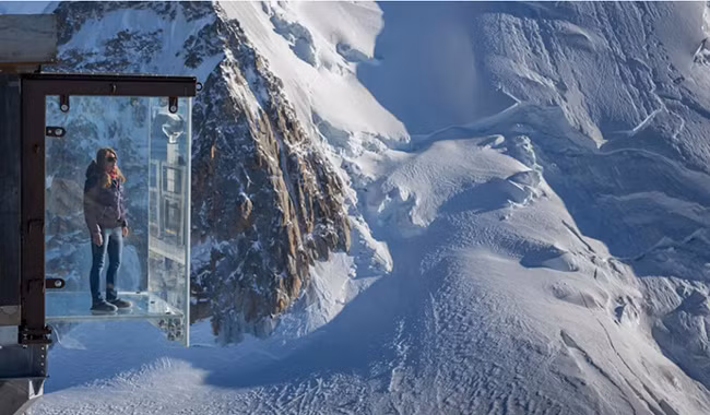 Cầu Aiguille du Midi Skywalk nhìn xuống sông băng Bossons và các bức ảnh "tự sướng" sẽ khiến du khách trông như đang bay lơ lửng trên không trung.