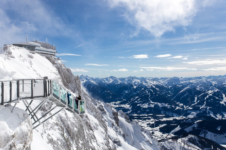 Dachstein Skywalk chính thức đi vào hoạt động từ tháng 7/2013. Cây cầu kính được xây dựng ở độ cao 2.700 mét thuộc dãy Alps. Cấu trúc công trình gồm có đài quan sát bằng kính và cầu treo với 14 bậc hướng về dòng sông băng Dachstein có view đẹp mãn nhãn. Khám phá cây cầu kính đẹp này, bạn có thể thưởng thức vẻ đẹp của của những đỉnh núi thuộc dãy Alps của nước Áo. Đứng ở đây, du khách có thể check in vô số bức ảnh đẹp ngoạn mục với thiên nhiên kỳ vĩ, tráng lệ. Bất kỳ mùa nào trong năm, bất kỳ thời điểm nào trong ngày cũng đẹp để bạn rinh về vô số ảnh sống ảo chất. Du khách thường khám phá cầu kính này vào mùa đông để ngắm trọn vẹn bức tranh tuyệt đẹp của dãy Alps. Ngoài ra, vị trí cầu kính này nằm gần khu trượt tuyết Dachstein nổi tiếng, thuận tiện cho các hoạt động vui chơi, giải trí vào mùa đông của du khách. Ảnh IVIVU
