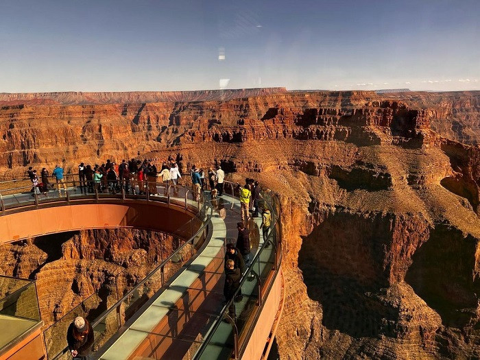 Cầu kính Grand Canyon Skywalk nằm lơ lửng ở độ cao đến 290 mét so với mặt đất. Điểm đến ở Mỹ này chắc hẳn không dành cho những ai yếu tim. Công trình với lối đi bộ hình móng ngựa nhìn thẳng ra bức tranh tráng lệ của vực núi Grand Canyon danh tiếng của bang Arizona. Cầu kính đi bộ Grand Canyon Skywalk có chiều dài 21 mét và rộng 3,1 mét nhưng đủ để mang lại nhiều cảm giác khó quên cho du khách. Công trình này có thể chịu đựng sức nặng đến 70 máy bay phản lực, có thể chịu được động đất cấp 8 và sức gió lên đến 161 km/giờ. Ngày nay, cây cầu này là điểm đến rất hút khách ở Mỹ. Ảnh dulichluhanh