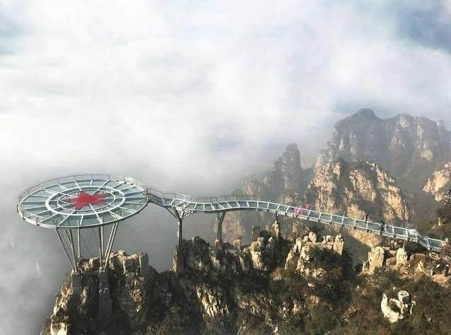 Cây cầu nằm ở độ cao 450m thuộc vùng núi Lang Nha, tỉnh Hồ Bắc. Toàn bộ kiến trúc độc đáo này gồm một lối đi và một đài quan sát hình tròn hoàn toàn bằng kính trong suốt, với tổng diện tích hơn 460m2 và sức chứa hơn 200 người. Điểm độc đáo của cây cầu chính là nằm hẳn trên đỉnh núi. Để đến được chiếc cầu này, du khách có thể đi bộ lên trên núi hoặc đi cáp treo. Ảnh dulichbenvung