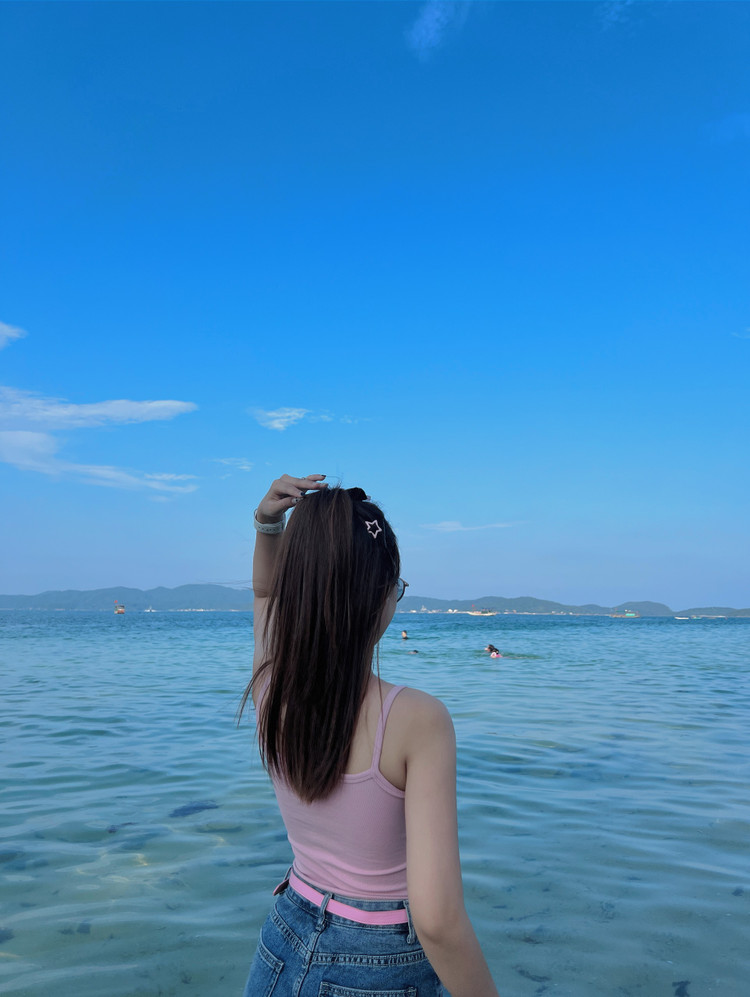 Bãi biển Vàn Chảy sở hữu bãi cát mịn màng, trải dài cùng những cơn sóng to trắng xoá - Ảnh: Thu Giang Bãi biển Vàn Chảy sở hữu bãi cát mịn màng, trải dài cùng những cơn sóng to trắng xoá - Ảnh: Thu Giang