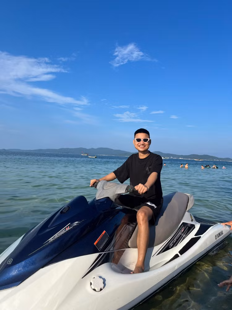 Trải nghiệm lướt mô tô trên biển