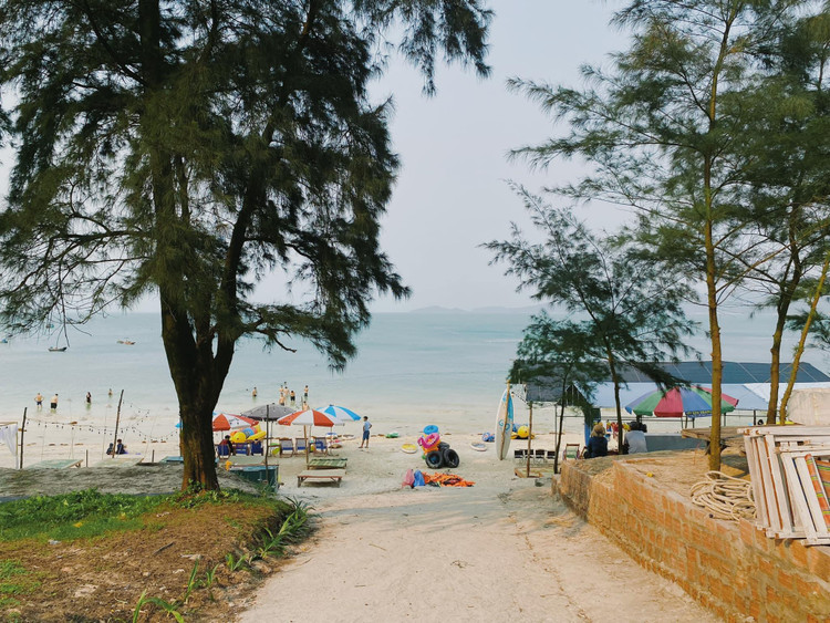 Bãi biển Hồng Vàn nơi lặng sóng nhất, không gian lãng mạn và thanh bình - Ảnh: Thu Giang Bãi biển Hồng Vàn nơi lặng sóng nhất, không gian lãng mạn và thanh bình - Ảnh: Thu Giang