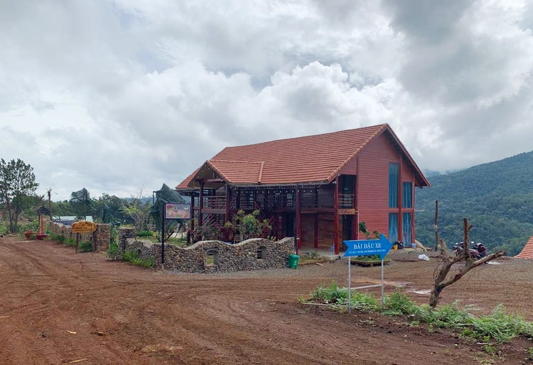 Căn nhà gỗ 2 tầng, 8 phòng nghỉ được ông Trần Văn Lê xây dựng trái phép trên đất nông nghiệp.