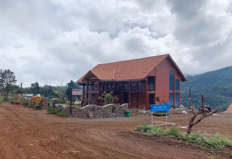 Căn nhà gỗ 2 tầng, 8 phòng nghỉ được ông Trần Văn Lê xây dựng trái phép trên đất nông nghiệp. Căn nhà gỗ 2 tầng, 8 phòng nghỉ được ông Trần Văn Lê xây dựng trái phép trên đất nông nghiệp.