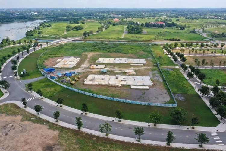 Đối với đất đã được giải phóng mặt bằng, chủ đầu tư đã xây dựng hạ tầng kỹ thuật như: làm đường giao thông, vỉa hè, cây xanh...