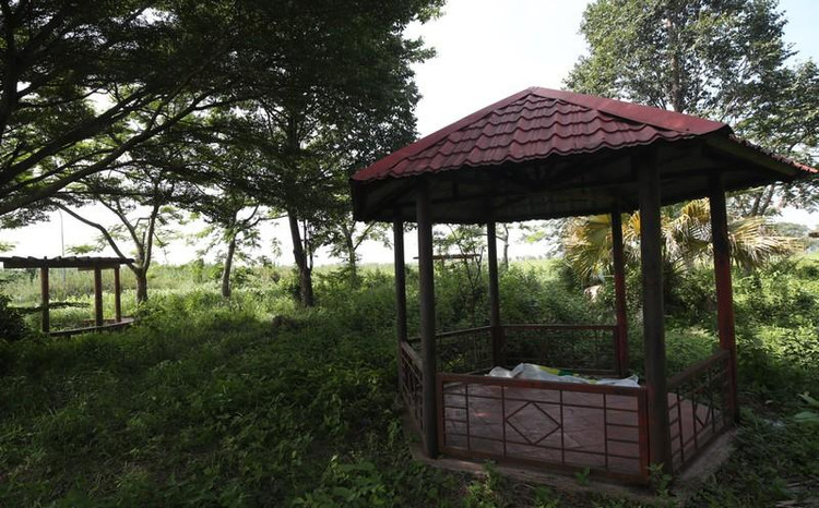 Theo ghi nhận, trong dự án có khoảng 6 khu được đặt làm công viên nhưng đều bị xuống cấp, cỏ mọc um tùm.