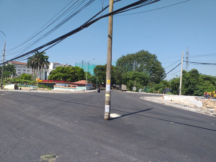 Tại khu vực giữa ngã ba đường, lối rẽ vào Công viên Cầu Đôi (thuộc địa bàn thị trấn Đông Anh, huyện Đông Anh, TP Hà Nội) xuất hiện cây cột điện giữa nút giao có nhiều hướng rẽ