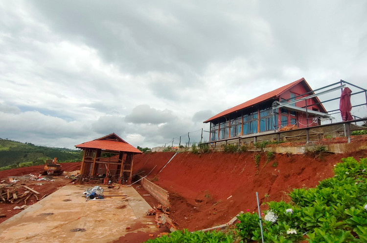 Một căn nhà gỗ khác đang được ông Lê xây dựng ngay ở sườn núi.