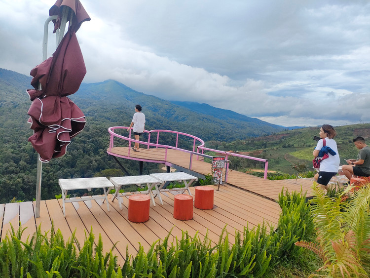 Có “view” đẹp nên khu du lịch “chui” này thu hút được rất đông du khách đến tham quan, nghỉ dưỡng.